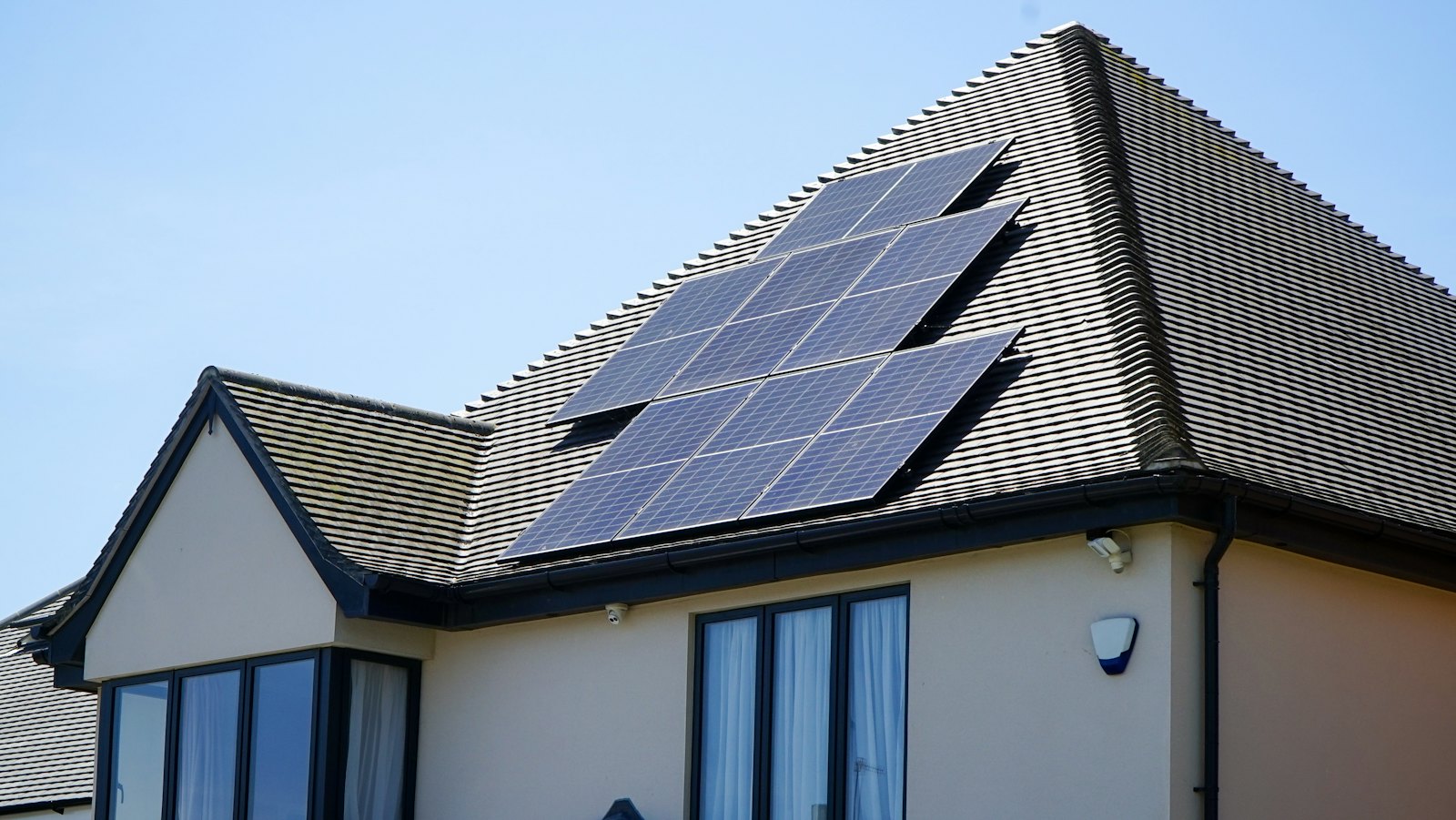 Casa com placas solares no telhado