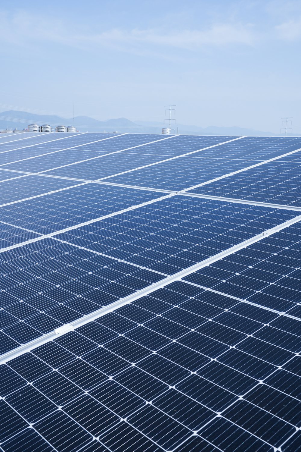 Fileiras de placas solares sobre uma cobertura