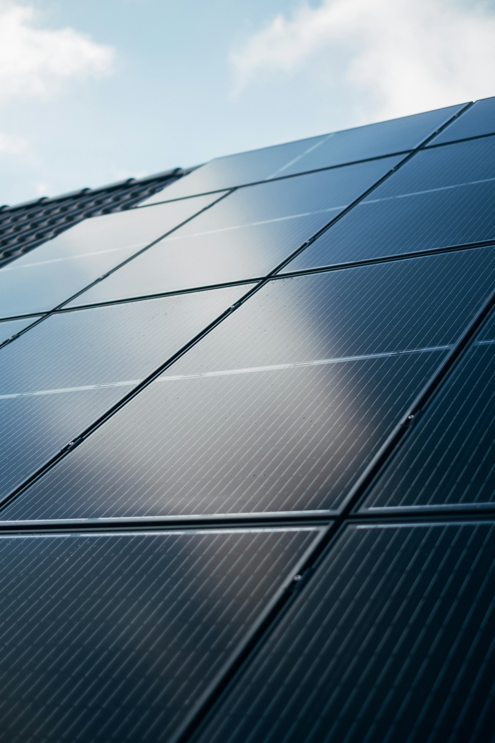 Placas solares pretas instaladas em telhado