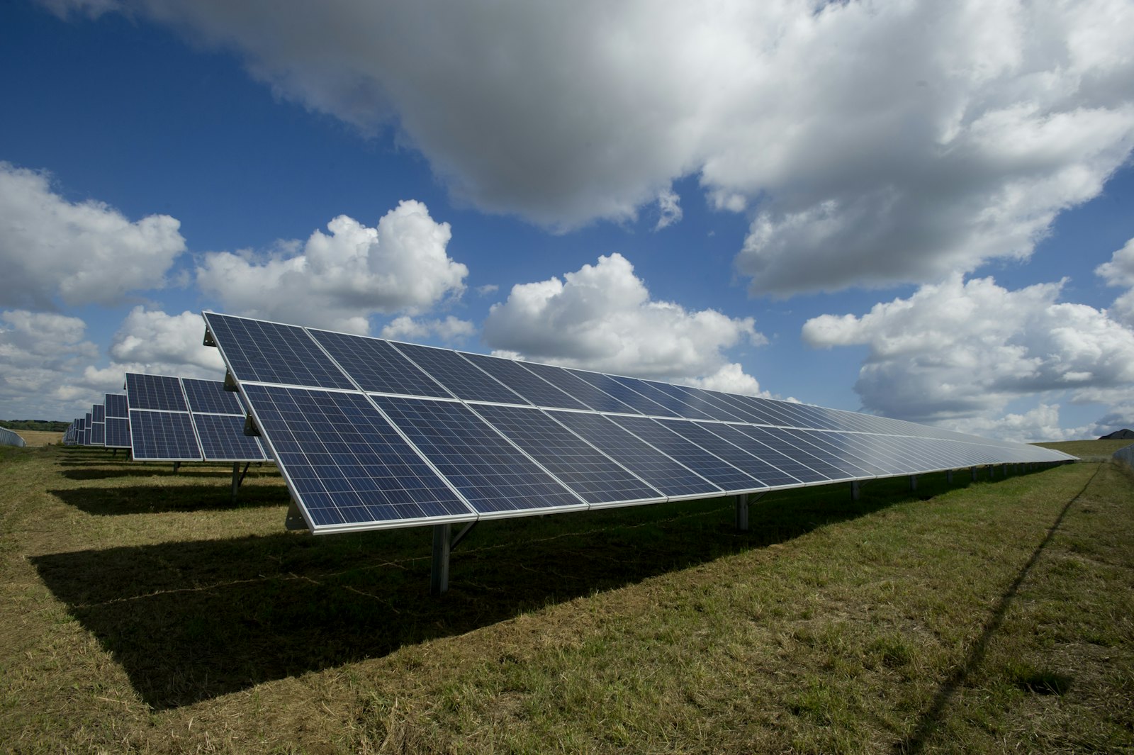 Usina solar em campo aberto